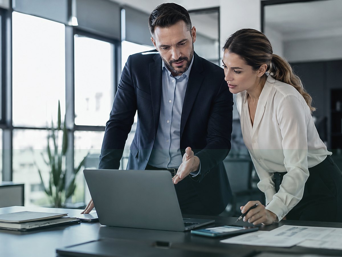 Échange calme autour de documents administratifs